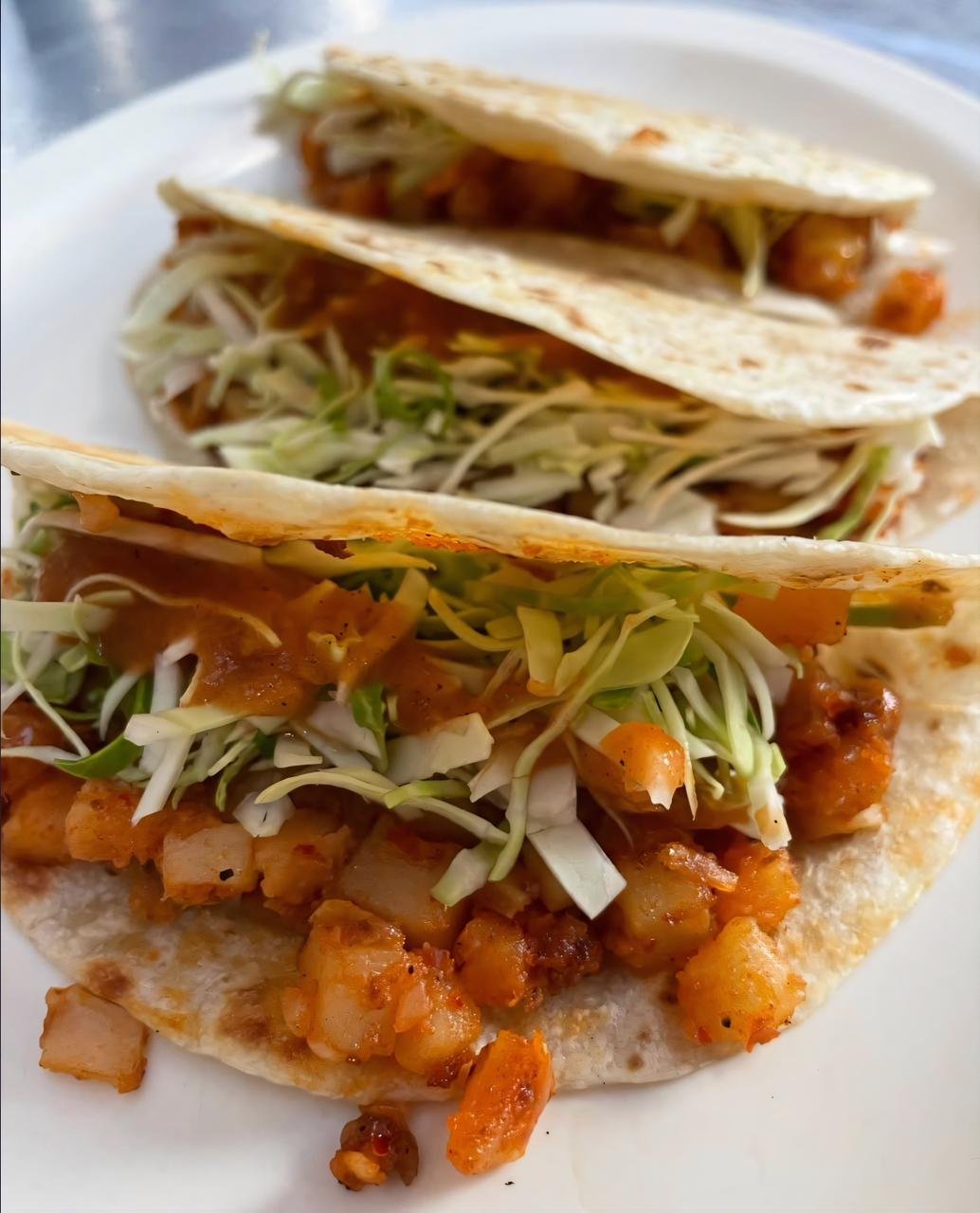 tacos de chorizo con papas, repollo y salsa roja
